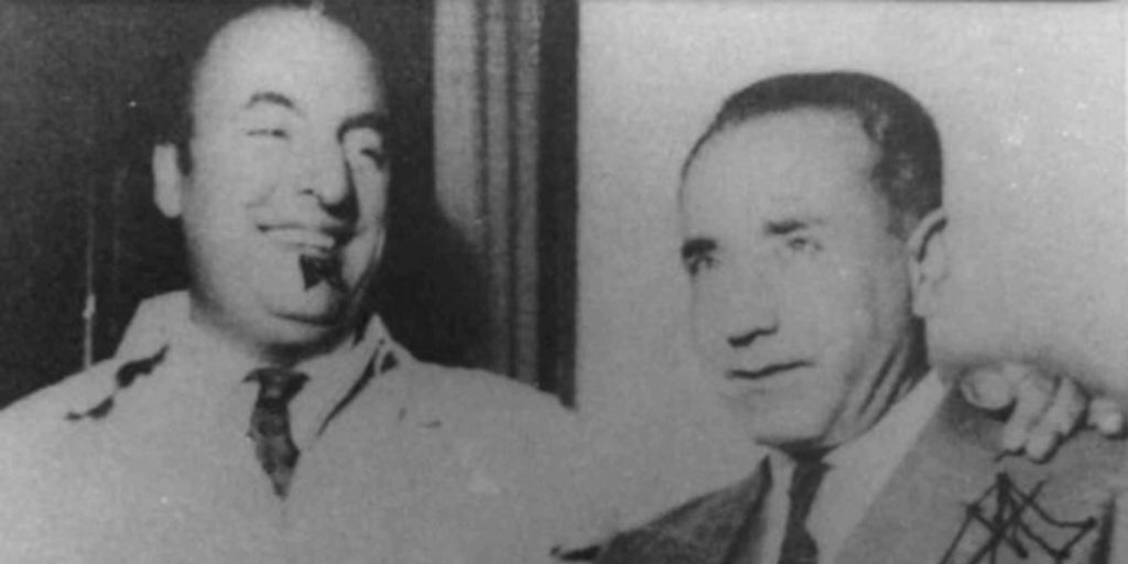 Pablo Neruda junto a Juan Guzmán Cruchaga