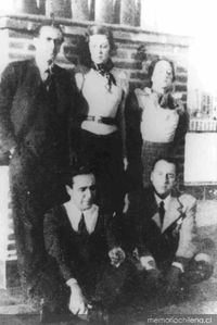 Pablo Neruda junto a Vicente Huidobro y otros escritores y amigos