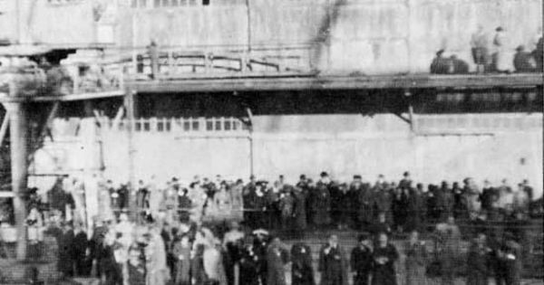 Un grupo de autoridades, entre las que se encuentra el Alcalde de Valparaíso, Pedro Pacheco, dio la bienvenida a los inmigrantes junto al sitio A del espigón, 1939