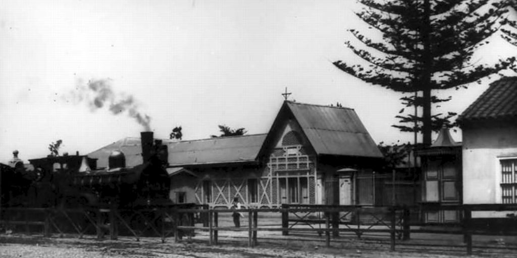 Estación de ferrocarriles de Chorrillos, ubicada al oriente de Viña del Mar, hacia 1900
