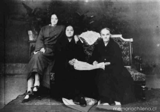 Gabriela Mistral junto a su madre y hermana ca. 1920