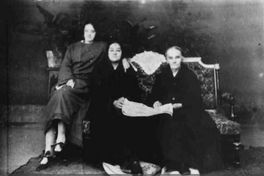 Gabriela Mistral junto a su madre y hermana ca. 1920