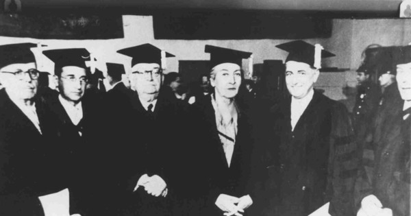 Gabriela Mistral recibe título Doctor Honoris Causa en California, 1947