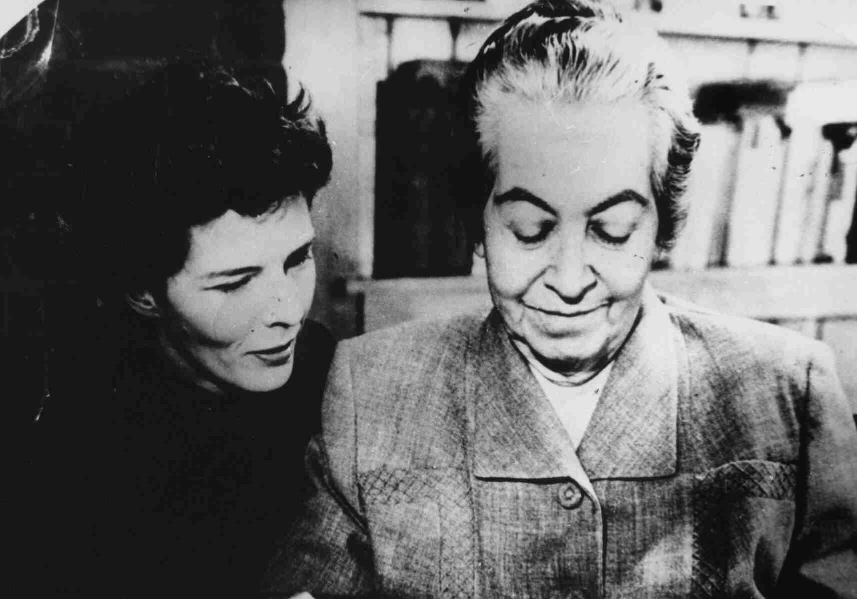 Gabriela Mistral junto a Doris Dana ca. 1946-1947