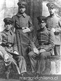 Alberto Hurtado Cruchaga: Servicio militar en el regimiento Yungay, 1929, sentado a la izquierda