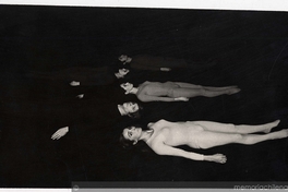 Foto grupal, mimos acostados de espalda, 1970