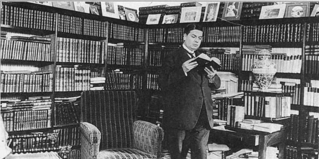 Joaquín Díaz Garcés en la biblioteca de su casa
