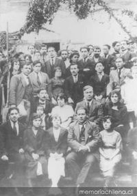 Luis Emilio Recabarren sentado al centro, hacia 1900