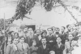 Luis Emilio Recabarren sentado al centro, hacia 1900