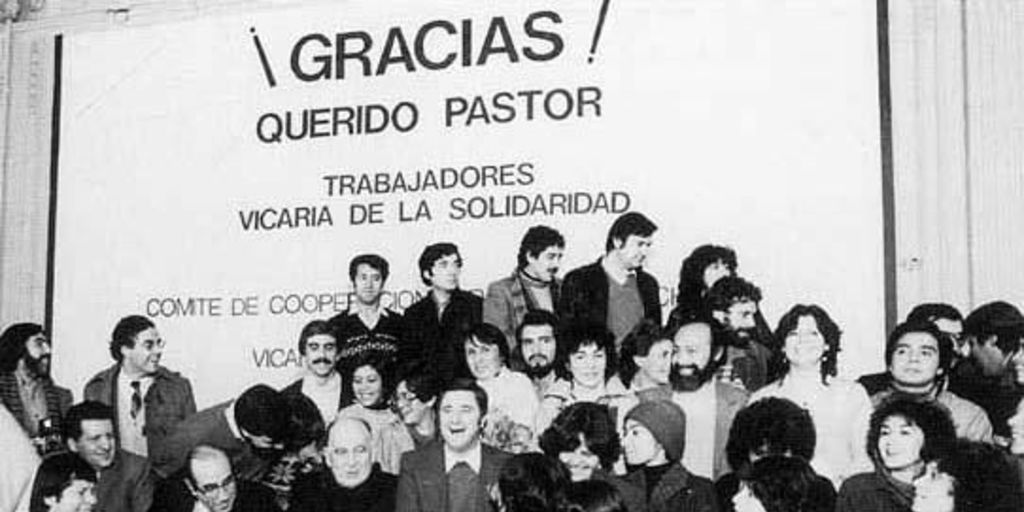 Cardenal Raúl Silva Henríquez y los trabajadores de la Vicaría