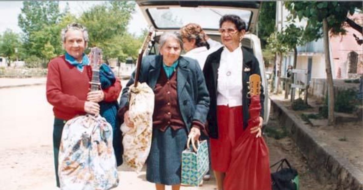 Cantoras de Portezuelo llegando al encuentro anual de Cantoras, Portezuelo, 1992