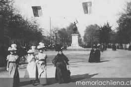 Un grupo de damas en la calle Alameda, hacia 1900