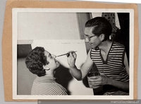 E. Noisvander maquillando a Victor Jara, 1955