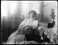 Retrato de mujer sentada con libro en las manos. Colección Museo Histórico Nacional