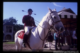 Jinete y su caballo en el hipódromo, ca. 1985