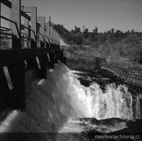 Compuertas de la Central Hidroeléctrica Pilmaiquén, hacia 1960