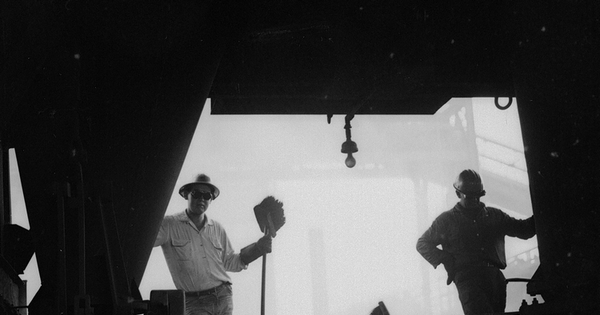 Dos hombres en las instalaciones de la Planta Siderúrgica de Huachipato, Compañía de Acero del Pacífico, hacia 1960