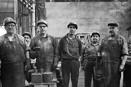 Trabajadores de la Maestranza de Huachipato, Compañía de Acero del Pacífico, hacia 1960