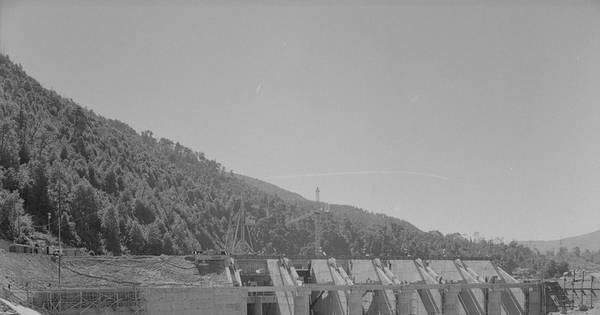 Vista de las obras en construcción de la bocatoma Polcura de la Central Hidroeléctrica Antuco, marzo de 1980
