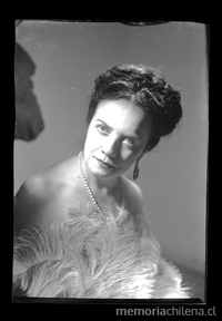 Blanca Hauser con abanico de plumas