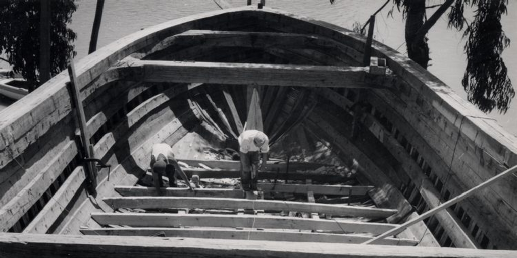 Cubierta de nave en construcción en astillero del Maule, 1950