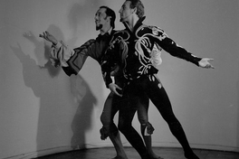 Dos bailarines de ballet caracterizados para una obra, posando en estudio