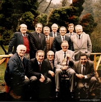 Gonzalo Vial y amigos, entre ellos Sergio Rillón, ca. 2000