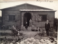 Una familia frente a su casa en Santiago, 1930 (fondo Antonio Nebreda).