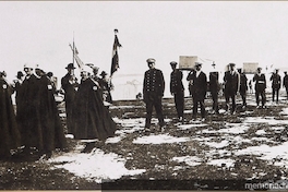 Hombres y mujeres de la Cruz Roja de Punta Arenas hacia 1905