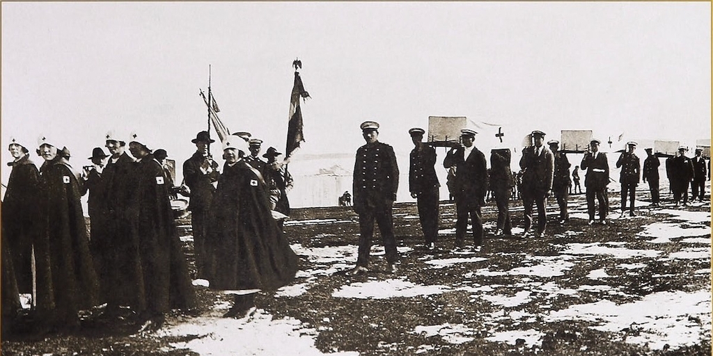 Hombres y mujeres de la Cruz Roja de Punta Arenas hacia 1905