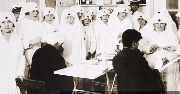 Mujeres en clases de instrucción para enfermeras de la Cruz Roja. Punta Arenas, hacia 1930