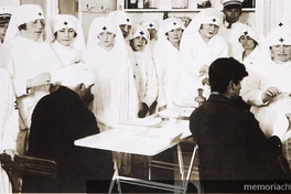 Mujeres en clases de instrucción para enfermeras de la Cruz Roja. Punta Arenas, hacia 1930