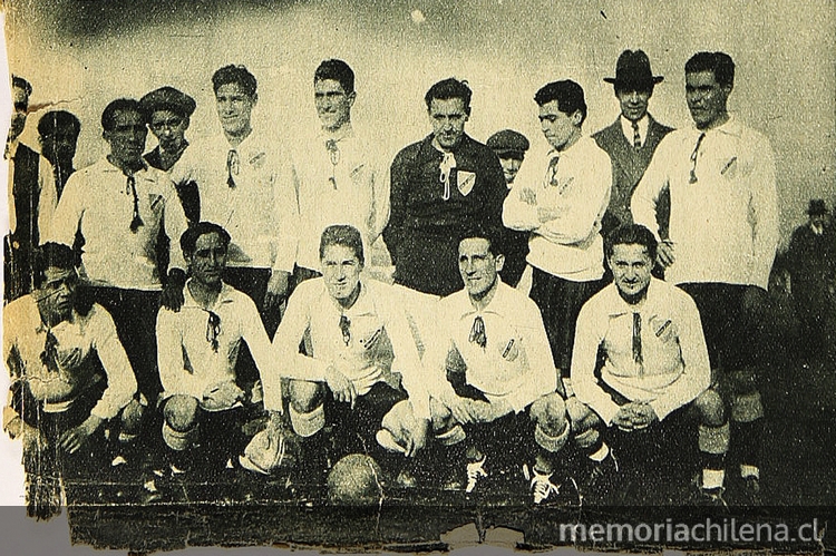 Formación de Colo-Colo que venció a Magallanes en el primer partido disputado por ambos clubes, julio de 1925.
