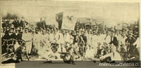 Federación de Ciclistas posa frente a La Moneda durante el Meeting Sportivo, 20 de mayo de 1909.