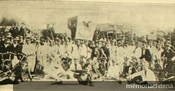 Federación de Ciclistas posa frente a La Moneda durante el Meeting Sportivo, 20 de mayo de 1909.