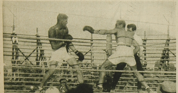 Pelea entre Santiago Mosca y Luis Vicentini en el ring de los Campos de Sports, 1923