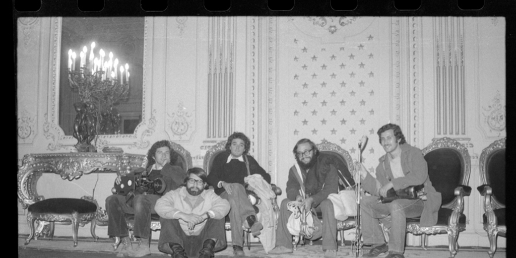 Equipo de filmación de La Batalla de Chile en un salón de La Moneda, Santiago, 1973