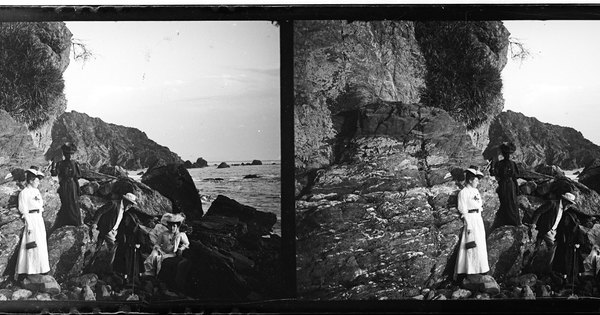Srtas. Lyon y Ried en las rocas, Talcahuano, 1907