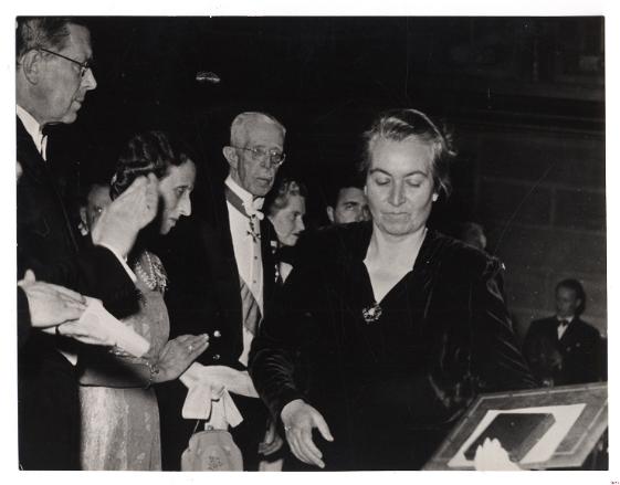 Gabriela Mistral se retira en medio de aplausos, luego de ser distinguida con el Premio Nóbel de Literatura (1945).Biblioteca Nacional de Chile.