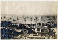 [Vista panorámica de la bahía de Valparaíso después del terremoto en 1906, se observan edificios destruídos, y barcos en el mar]