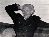 Humberto Díaz Casanueva sonriendo, hacia 1971