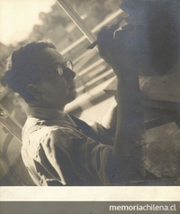 Tótila Albert esculpiendo una obra, 1940