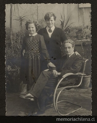Tótila posando junto a su esposa Ruth Erhmann e hija, 1953