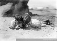 Dos niños en la arena