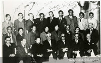 Manuel Rojas junto a Claudio Solar, G. Quiñones, Modesto Pareda, Carlos León, Rogelio Vera, José Santos González Vera y un grupo de jóvenes