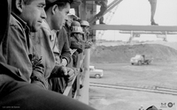 Equipo de escritorio: Obreros de la planta siderúrgica de Huachipato, 1940. Fotografía de Luis Ladrón de Guevara.
