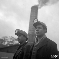 Tabletas: Mineros de la mina de carbón de Lota, 1940. Fotografía de Ignacio Hochhäusler.