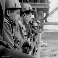 Tabletas: Obreros de la planta siderúrgica de Huachipato, 1940. Fotografía de Luis Ladrón de Guevara.