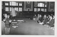 Enrique Campos Menéndez en una reunión con conservadores de todos los museos y coordinadores Bibliotecas Públicas, 25 de agosto de 1985