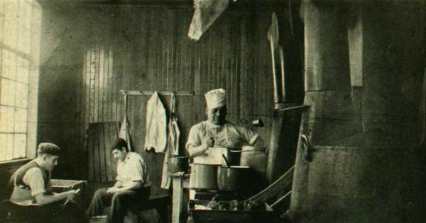Interior de cocina para obreros, en una estancia de Magallanes